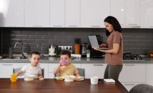 תפקידן של אמהות בעיצוב חווית הלמידה של ילדיהן